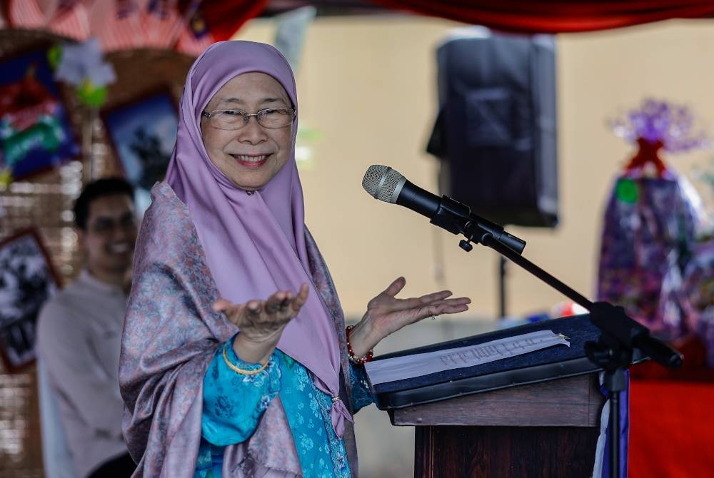 Wan Azizah berucap pada Program Semarak Merdeka KRT Zon Sidam bersempena sambutan Bulan Kebangsaan di Taman Ria Jaya, hari ini. - Foto Bernama