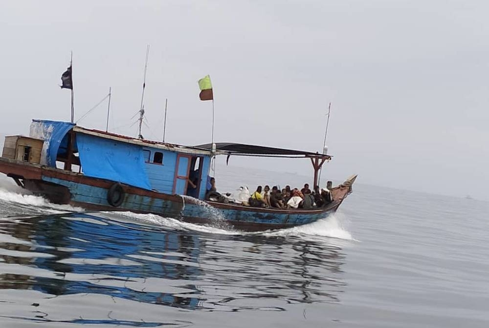 Bot yang membawa 40 PATI warga Indonesia terkandas di perairan Pantai Sungai Tiang, Bagan Datuk pada Khamis. - Foto ihsan Polis