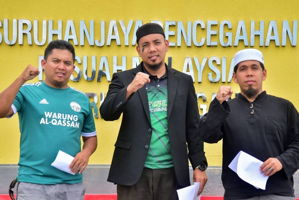 Muhammad Irsyad Syafiq (tengah) membuat laporan berhubung perkara tersebut di Ibu Pejabat SPRM Terengganu.