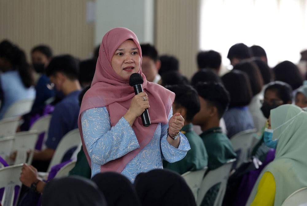 Fadhlina Sidek berucap pada Program Pembinaan Karakter Bangsa Malaysia Pelajar Lepas Menengah Kementerian Pendidikan 2023 pada Khamis. - Foto: Bernama