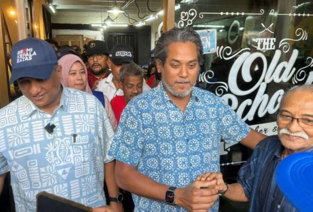 Khairy hadir membantu kempen Reezal yang juga calon Barisan Nasional (BN) di Dewan Undangan Negeri (DUN) Bertam di sini, pada Khamis. - Foto Awani