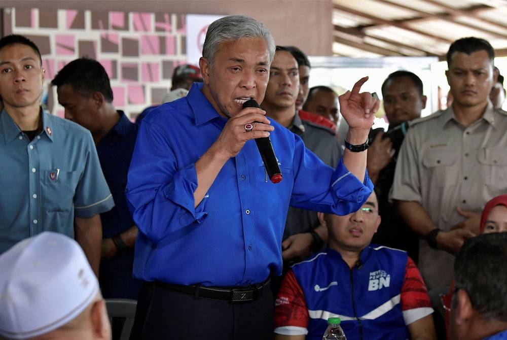 Ahmad Zahid (tengah) berucap pada lawatan turun padang sempena kempen PRN Selangor DUN N.51 Sijangkang di Telok Panglima Garang pada Khamis.- Foto: Bernama