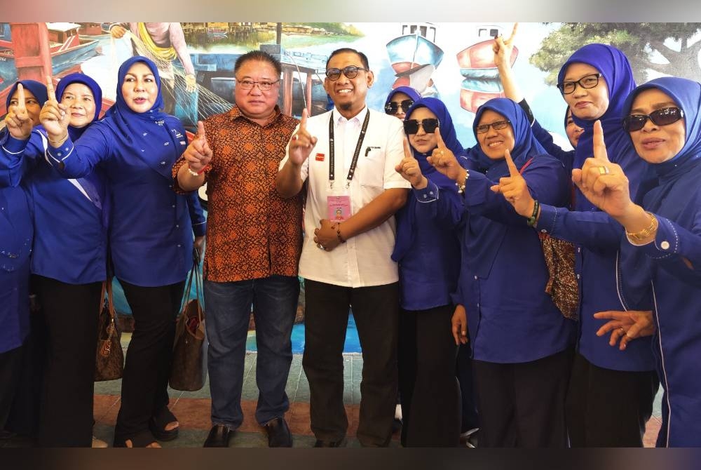 King Sing (empat dari kiri) bersama calon PH DUN Permatang, Mohd Yahya Mat Sahri (lima dari kiri) pada Program Ramah Mesra Menteri Pelancongan di Pasir Penambang, di sini pada Khamis.