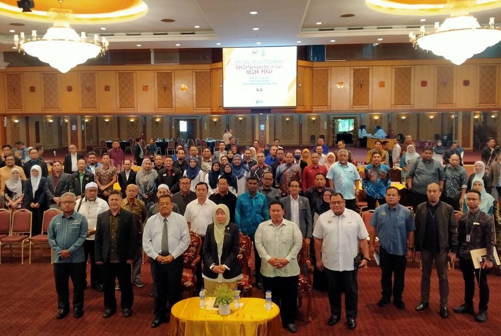 Halizah (tengah) bersama peserta selepas menyempurnakan Majlis Penutupan Bengkel Pelan Tindakan Menoktahkan Kemiskinan Negeri Perak di Dewan Bankuet Pejabat Setiausaha Kerajaan Negeri Perak pada Khamis.