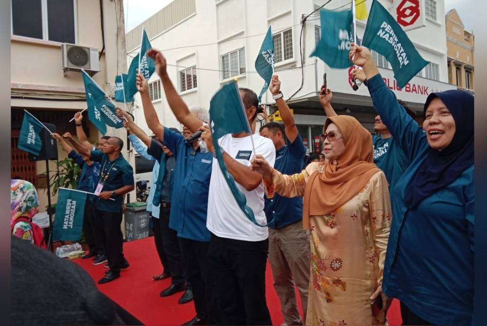 Maznah (dua dari kanan) turut turun padang membantu anaknya, Danni berkempen.