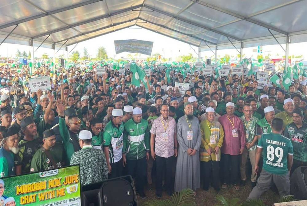 Ahmad Samsuri (tengah) bergambar bersama penyokong yang hadir pada program Chat With Me 3.0 di Dataran Jambatan Angkat di sini pada Khamis.