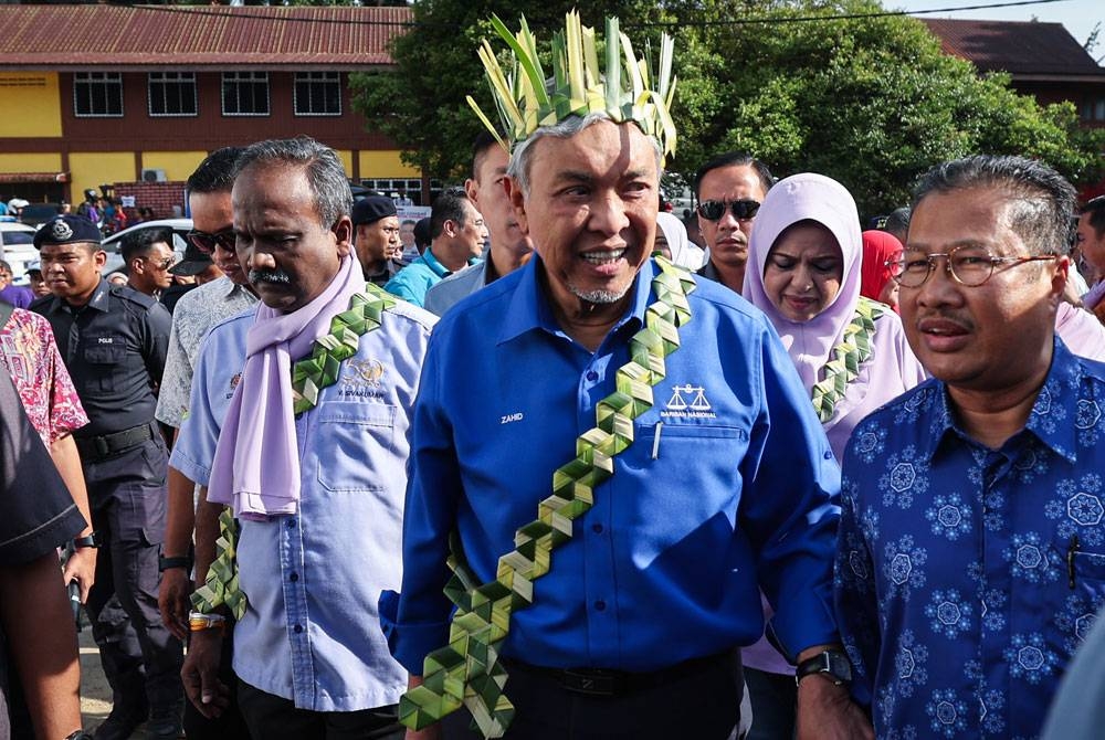 Ahmad Zahid (tengah) bersama Menteri Sumber Manusia V Sivakumar (kiri) menghadiri Majlis Perasmian Karnival Kerjaya MADANI bersama HAWA Malaysia di Dewan Sebaguna JAKOA Batu 12 pada Khamis. Foto: Bernama