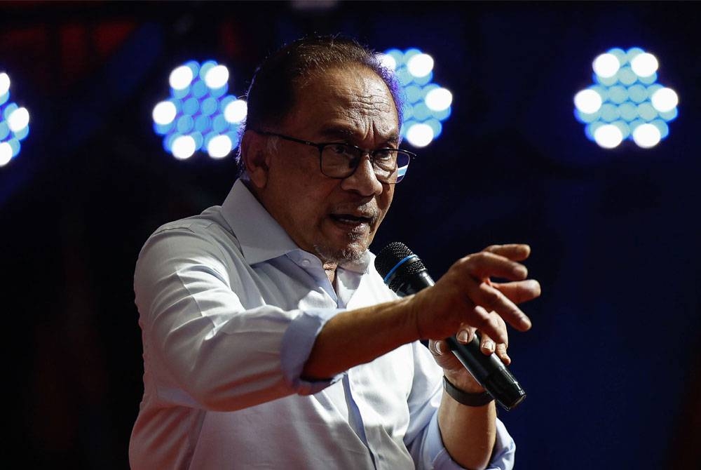 Anwar berucap pada Jelajah Perpaduan Madani Grand Finale Kuala Selangor sempena Pilihan Raya Negeri Selangor di Tapak Pasar Malam Bestari Jaya malam ini. - Foto Bernama