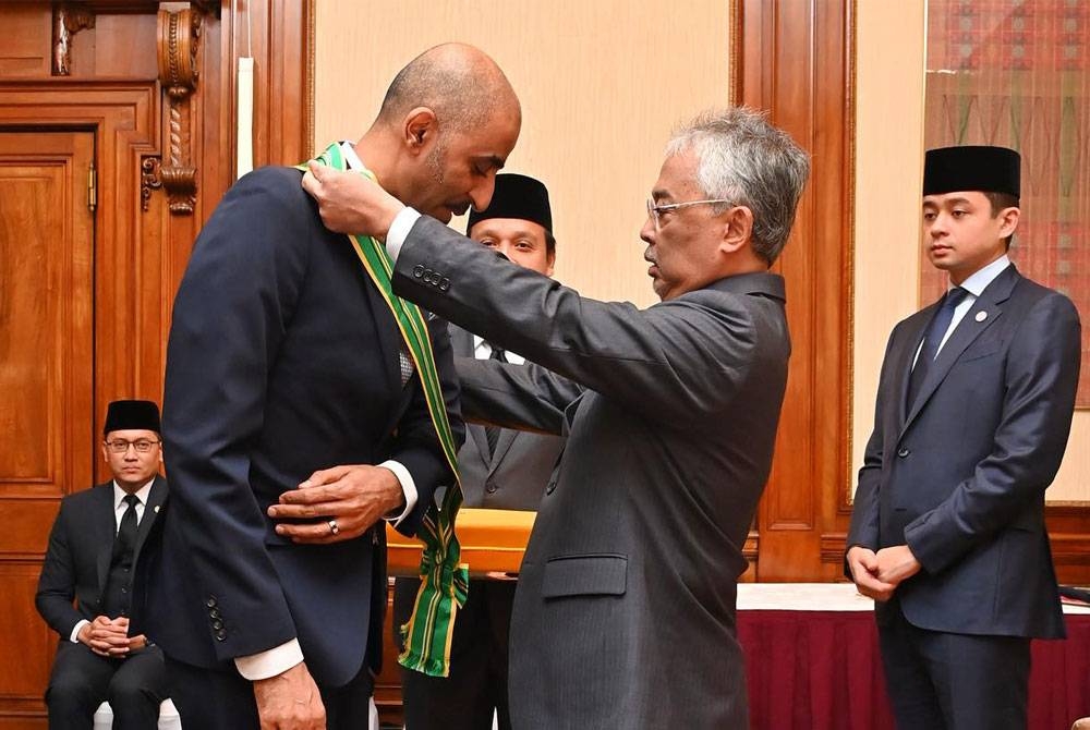 Al-Sultan Abdullah berkenan mengurniakan Darjah Sultan Ahmad Shah Pahang (DSAP), yang membawa gelaran Datuk kepada Ajay Soni. Foto: FB Istana Negara