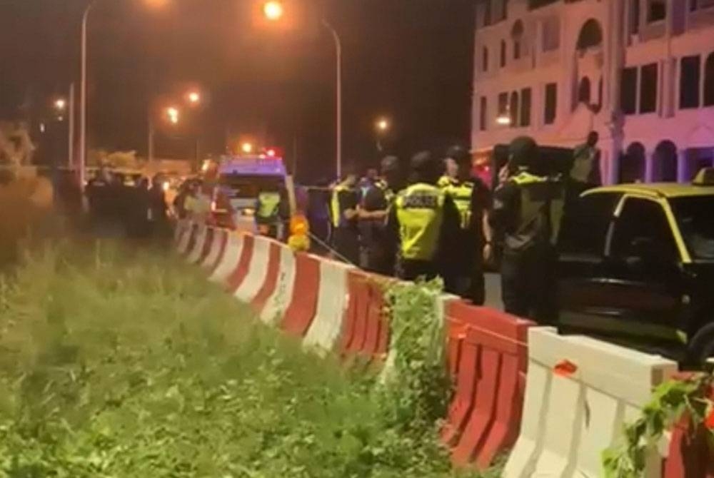 Keadaan di lokasi kejadian berhampiran Klinik Kesihatan Seberang Takir di Kuala Nerus, malam Khamis.