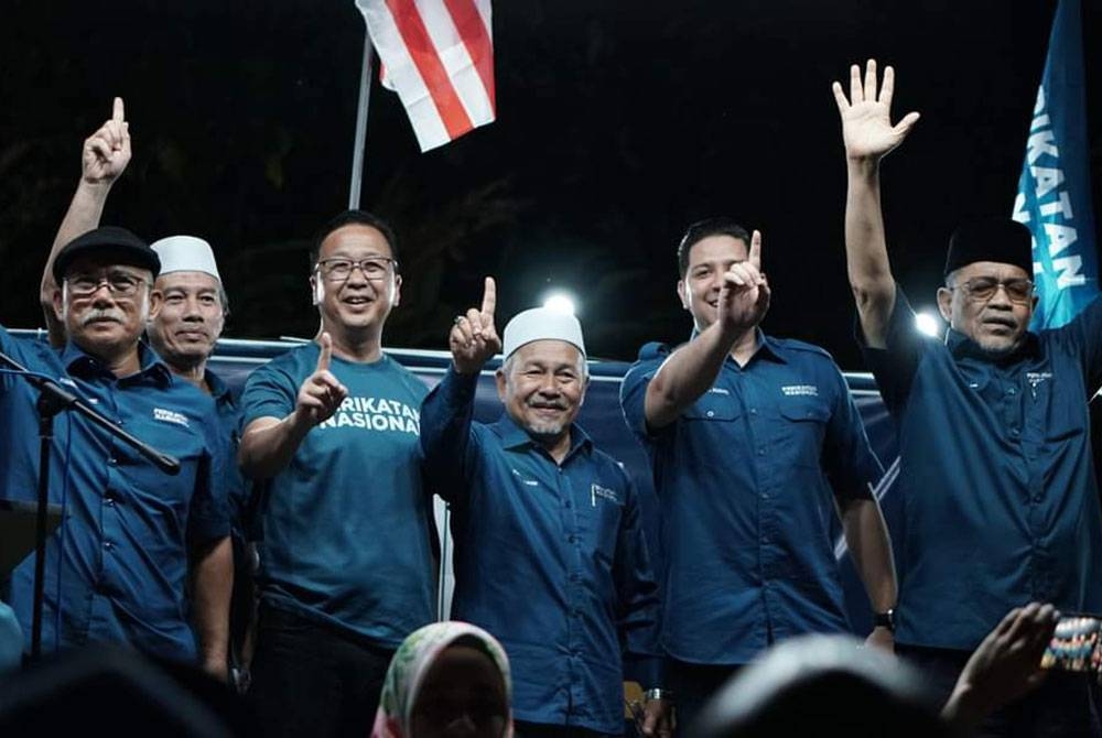 Tuan Ibrahim (tengah) bersama beberapa pemimpin PN hadir ke Bayan Lepas untuk memberi sokongan kepada Dominic (tiga dari kiri).