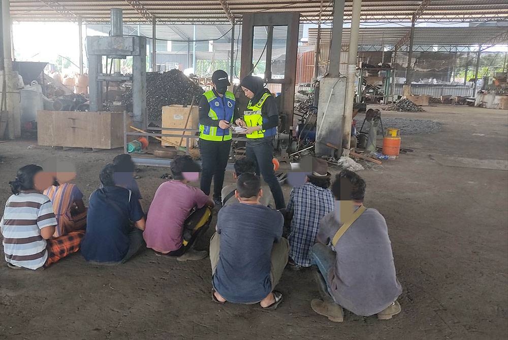 Polis menjalankan pemeriksaan terhadap pekerja warga asing yang ditahan menerusi Op Bersepadu Pintas di sebuah kilang besi buruk di Telok Panglima Garang, Kuala Langat pada Khamis.