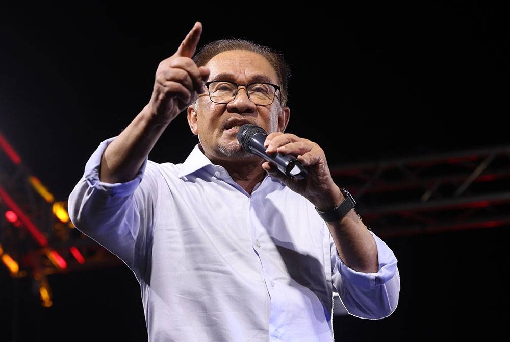 Anwar berucap di hadapan penyokong pada Ceramah Grand Finale Kita Selangor di Keramat malam Khamis. - Foto Bernama