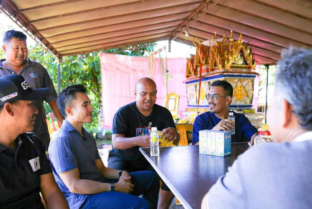 Bekas Ketua Penerangan UMNO, Shahril Sufian Hamdan turut membantu kempen Mohamad Fadzil (dua kanan) di Kampung Titi Akar, Pendang pada Jumaat.