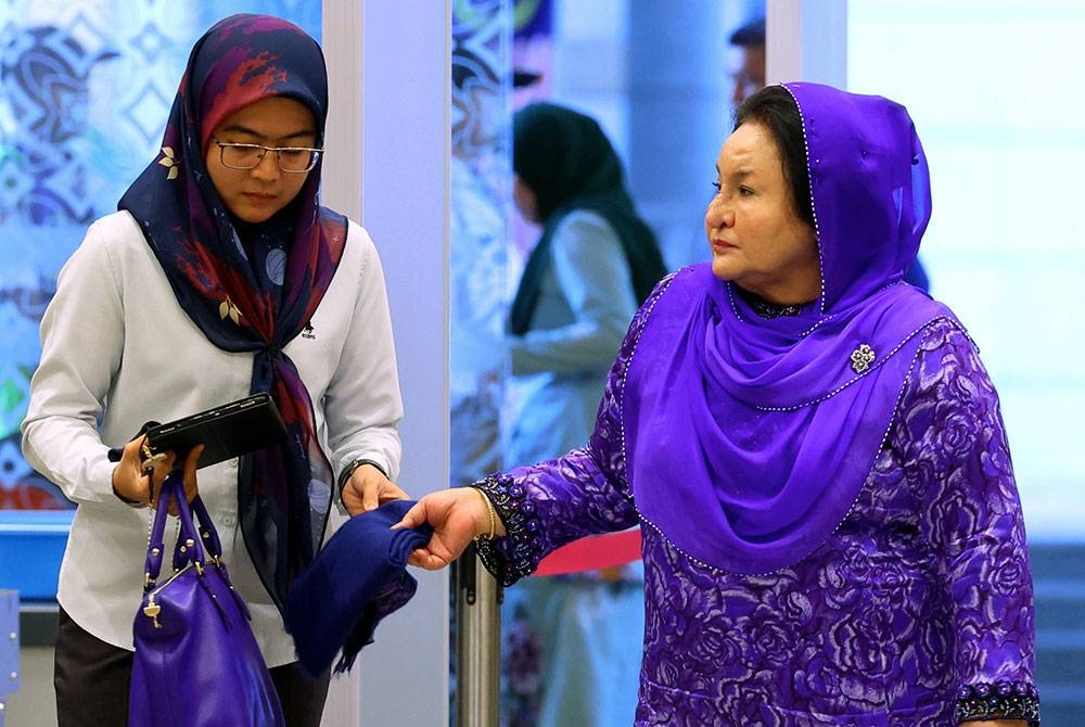 Isteri bekas Perdana Menteri Datin Seri Rosmah Mansor tiba di Mahkamah Rayuan, Istana Kehakiman hari ini. - Foto Bernama