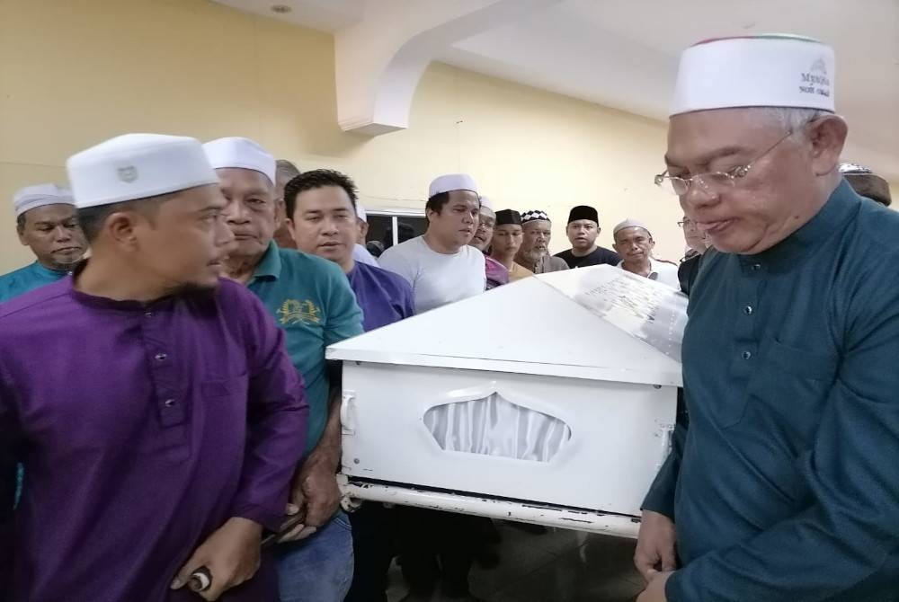 Noh (depan, kanan) mengusung keranda membawa jenazah Hamzah yang meninggal dunia pada malam Khamis.