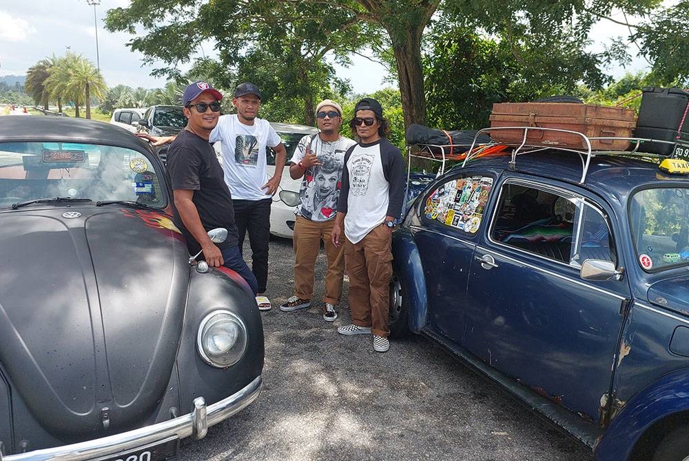 Empat sahabat sanggup menempuh perjalanan lebih 10 jam dengan menaiki kereta antik semata-mata ingin menunaikan tanggungjawab mengundi pada PRN Sabtu ini.