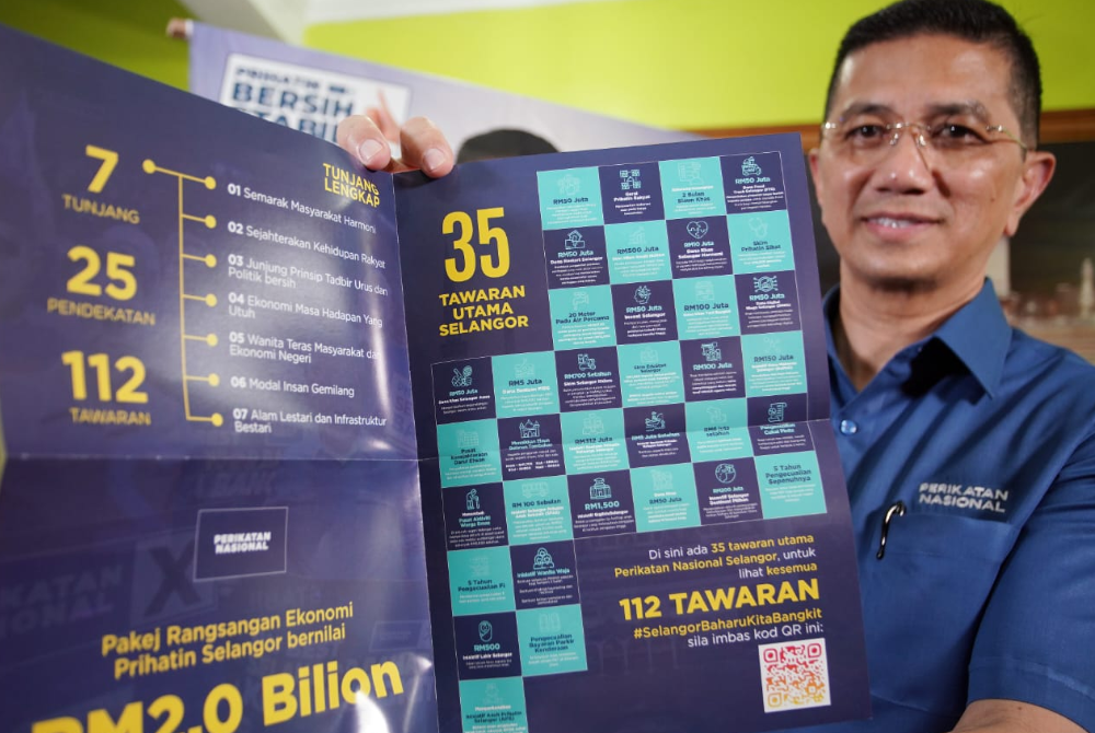 Mohamed Azmin menunjukkan &#039;poster&#039; 122 tawaran baharu dikemukakan PN kepada rakyat Selangor.