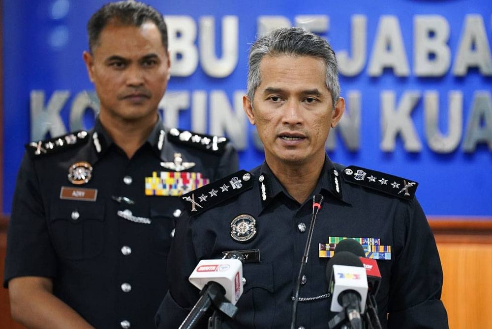 Mohd Shuhaily (kanan) ketika sidang akhbar di Ibu Pejabat Polis Kontinjen(IPK) Kuala Lumpur pada Jumaat. - FOTO:ROSLI TALIB