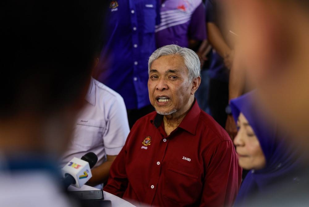 Timbalan Perdana Menteri yang juga Menteri Kemajuan Desa dan Wilayah Datuk Seri Dr Ahmad Zahid Hamidi bercakap pada sidang media Program Eksplorasi Belia di Dataran Tsunami pada Jumaat. - Foto Bernama