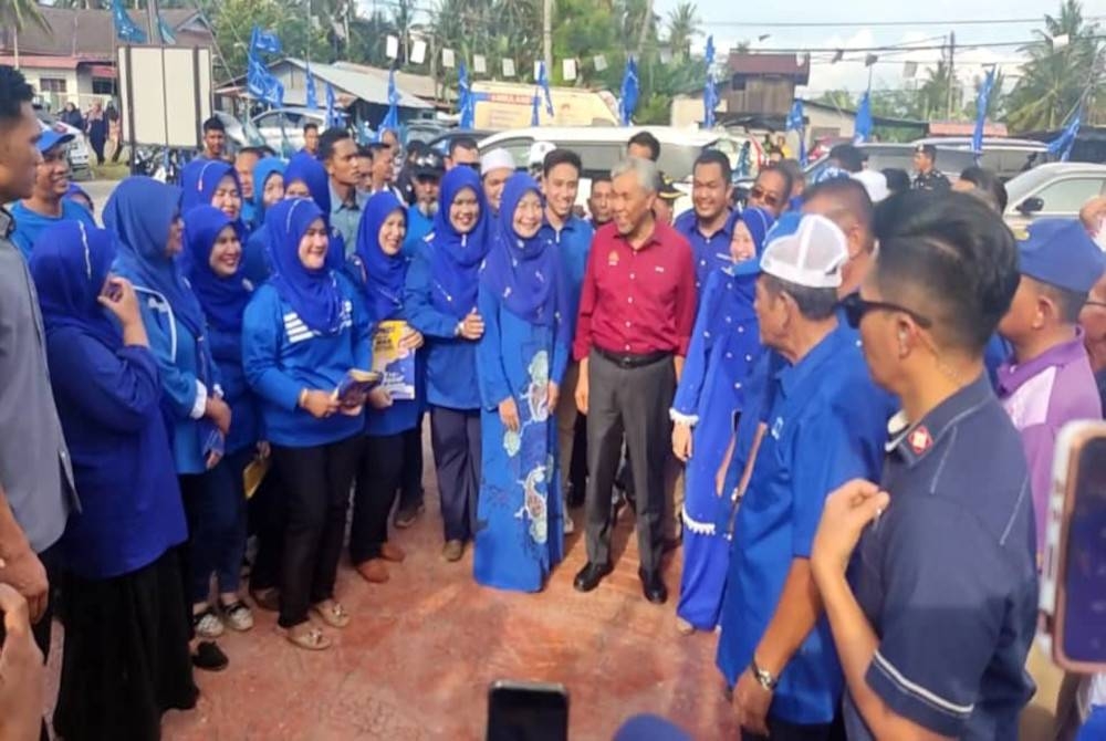 Ahmad Zahid bersama calon BN DUN Pantai Merdeka, Wan Mohalina Wan Mohammad dan jentera parti itu selepas Program Eksplorasi Belia di Dataran Tsunami, Kota Kuala Muda pada Jumaat.