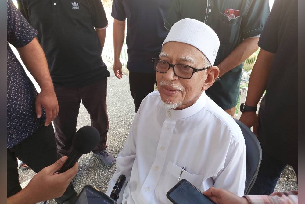 Abdul Hadi ditemui media selepas selesai membuang undi di Sekolah Kebangsaan Rusila, Marang pada Sabtu.