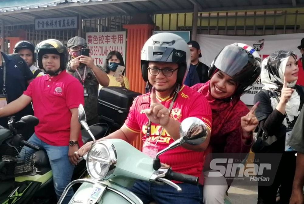 Amirudin dan isteri menunggang vespa ke pusat mengundi SJK (C) Selayang Baru pada Sabtu.