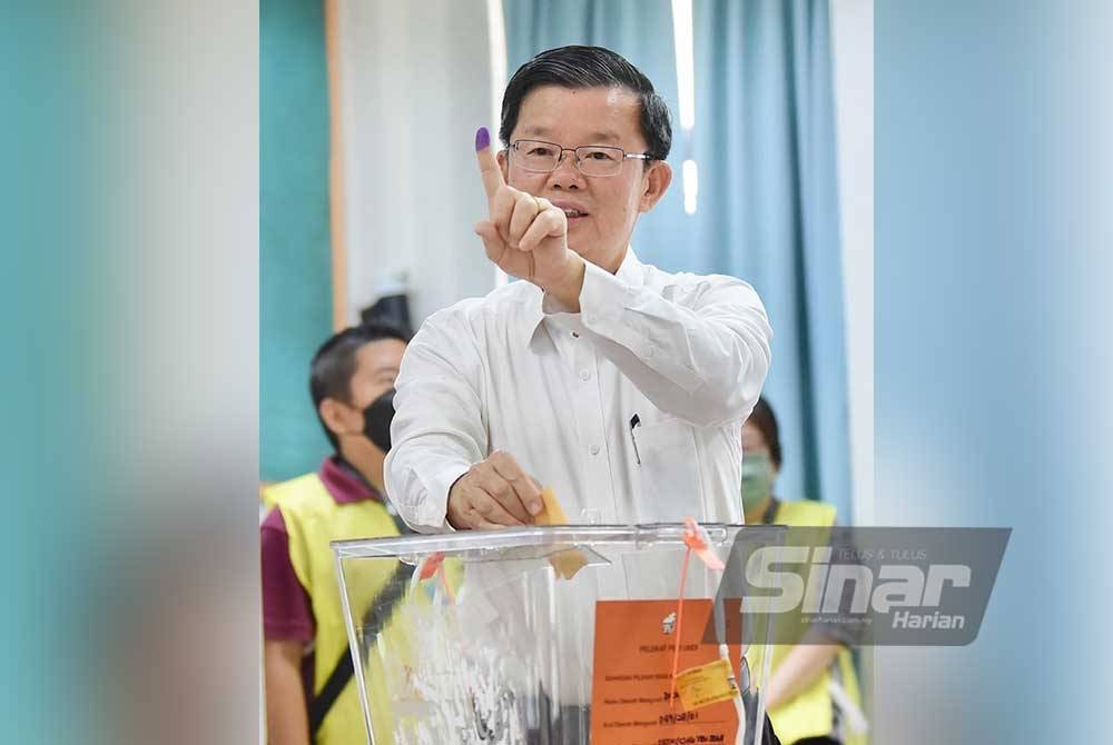 Kon Yeow menunjukkan jari telunjuknya ketika membuang undi di Sekolah Jenis Kebangsaan Cina Hu Yew Seah di Lorong Madras pada pagi Sabtu.