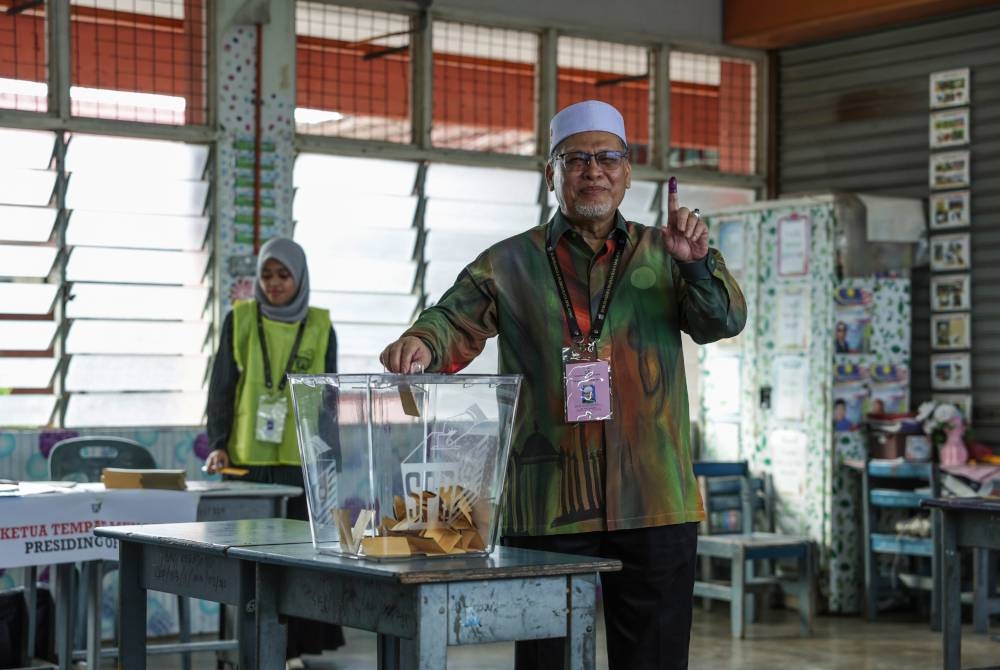 Mohd Amar mengundi pada Pilihan Raya Negeri (PRN) Kelantan di Sekolah Kebangsaan Panji hari ini. - Foto Bernama