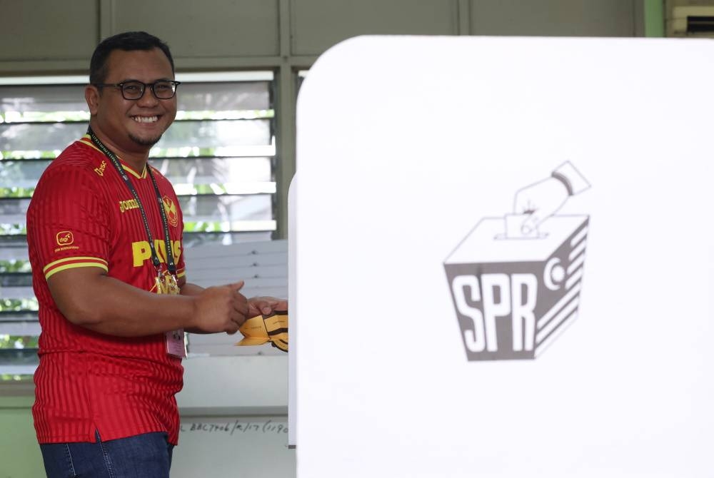 Amirudin ketika mengundi bagi DUN N16 Sungai Tua sempena Pilihan Raya Negeri di SJK (C) Selayang Baru pada Sabtu.- Foto Bernama