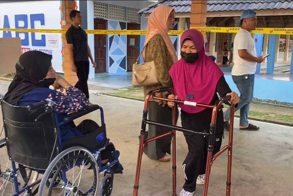 Nazirah tetap semangat untuk mengundi di SMK Kompleks Seberang Takir pada Sabtu.