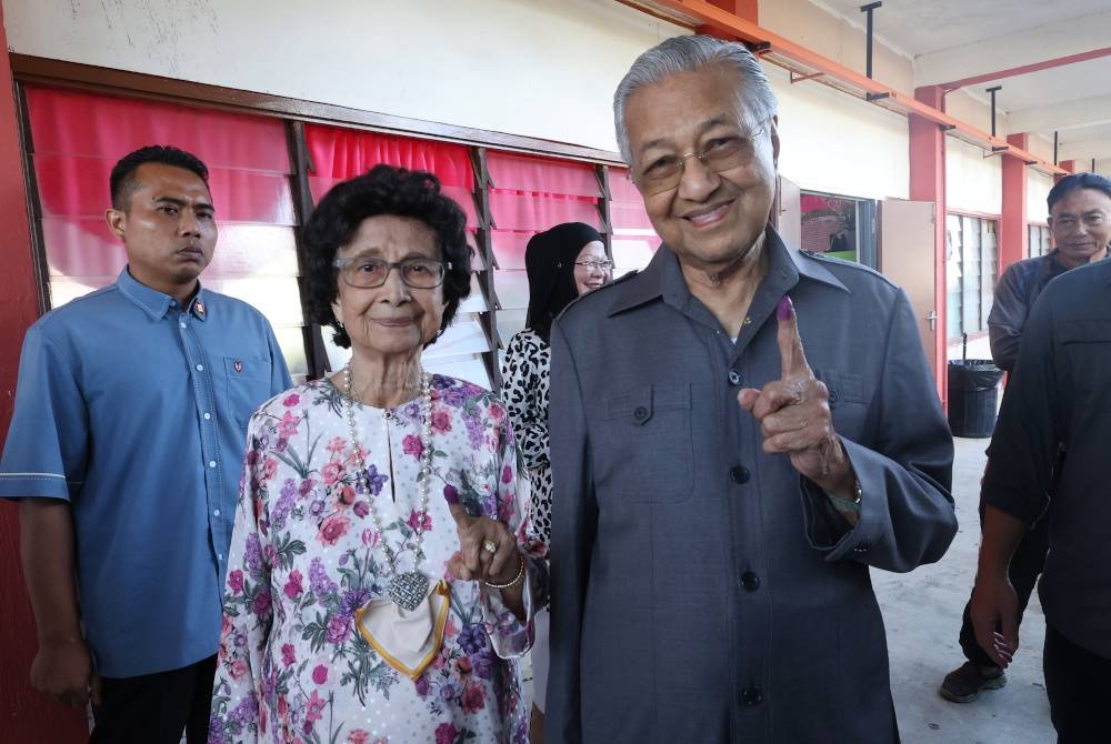 Tun Dr Mahathir dan Dr Siti Hasmah mengundi bagi DUN N.15 Anak Bukit pada PRN di Sekolah Kebangsaan Titi Gajah pada Sabtu. - Foto Bernama