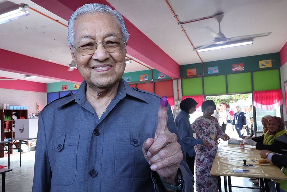 Bekas Perdana Menteri Tun Dr Mahathir Mohamad mengundi bagi Dewan Undangan Negeri (DUN) Anak Bukit pada Pilihan Raya Negeri (PRN) di Sekolah Kebangsaan Titi Gajah pada Sabtu. - Foto Bernama.