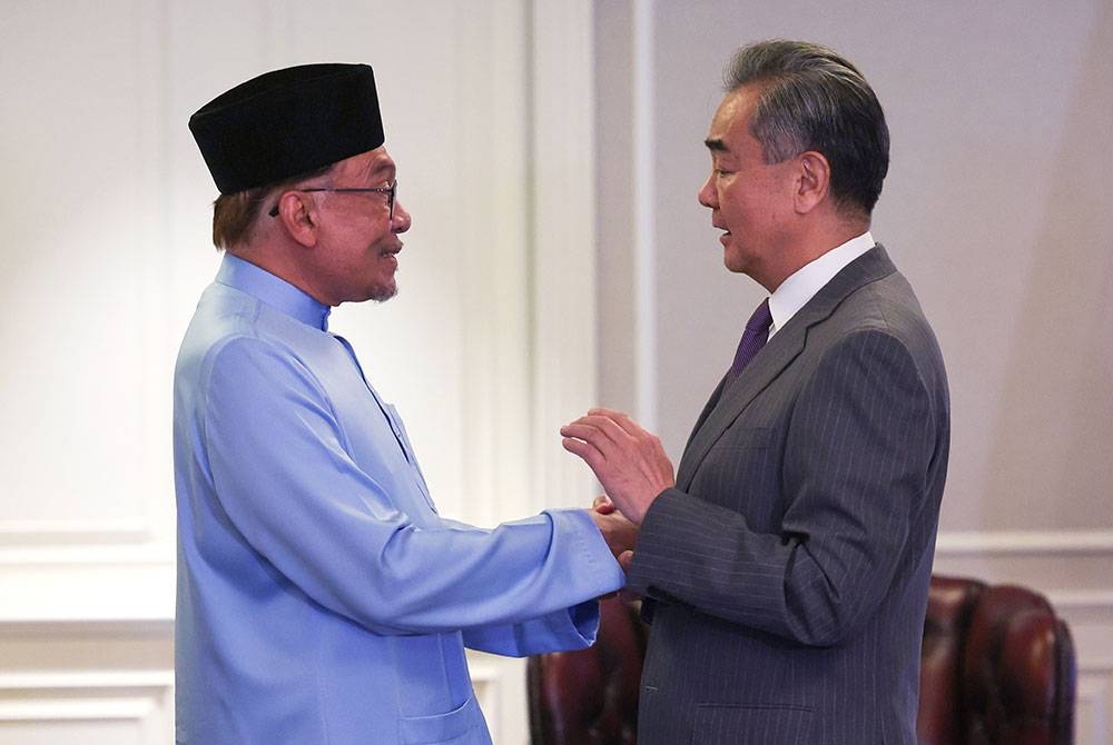 Anwar (kiri) menerima kunjungan hormat daripada Menteri Luar China Wang Yi, yang mengadakan lawatan rasmi dua hari ke Malaysia bermula. Foto: Bernama