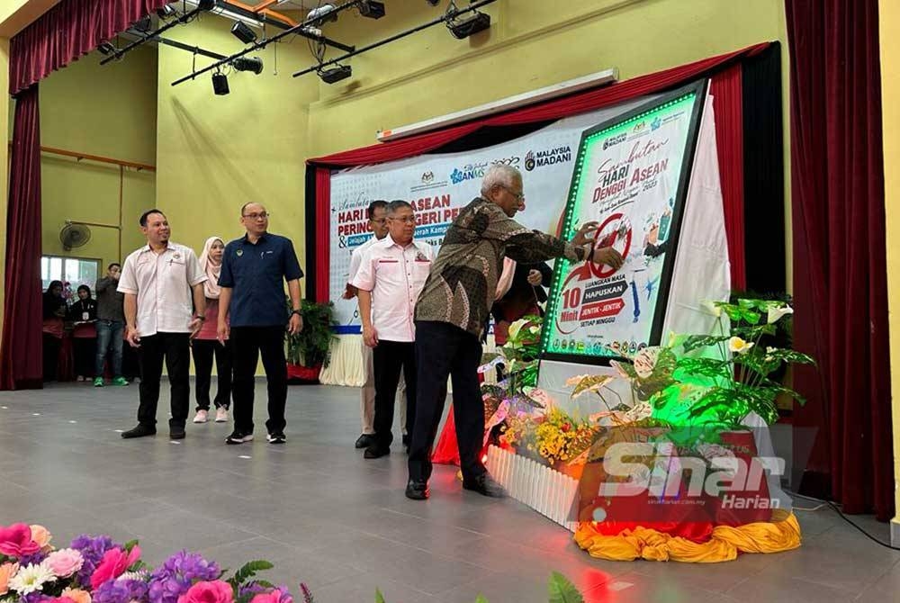 Sivanesan melekatkan plak simbolik merasmikan sambutan Hari Denggi Asean Peringkat Negeri Perak di Kompleks Rakan Muda, Kampar pada Sabtu.