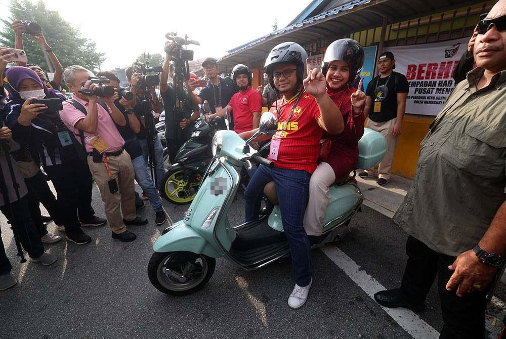 Amirudin bersama isterinya, Datin Seri Masdiana Muhamad selepas mengundi bagi DUN Sungai Tua sempena PRN di SJK (C) Selayang Baru hari ini. - Foto Bernama