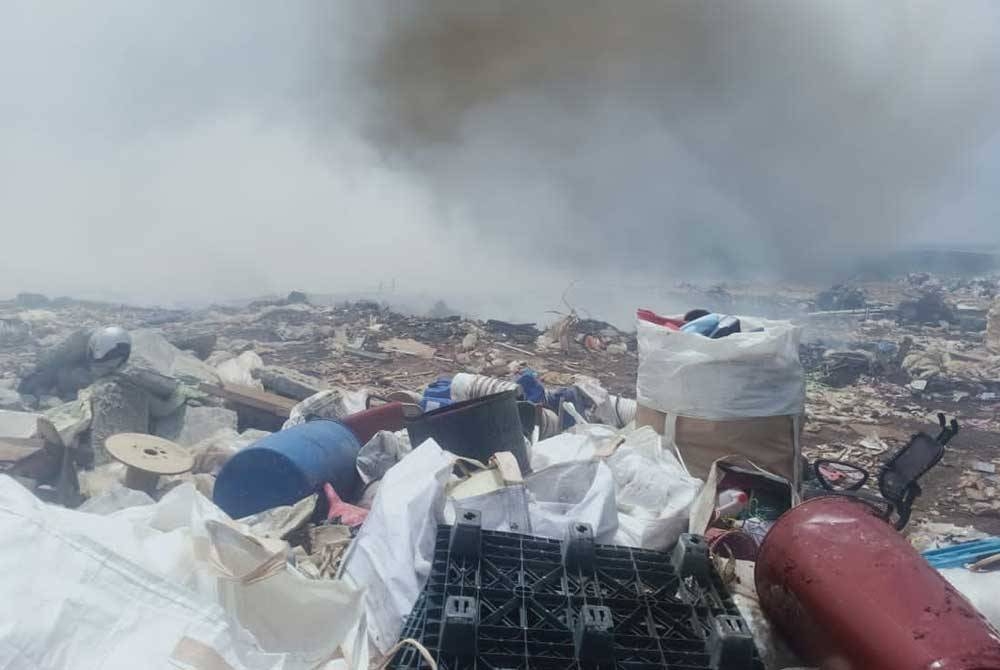 Tapak pelupusan sampah di Tanjung Langsat, Pasir Gudang yang terbakar pada Jumaat. - Foto BBP Pasir Gudang