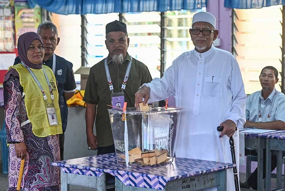 Abdul Hadi mengundi bagi DUN Ru Rendang sempena PRN di Pusat Mengundi Sekolah Kebangsaan Rusila hari ini. - Foto Bernama