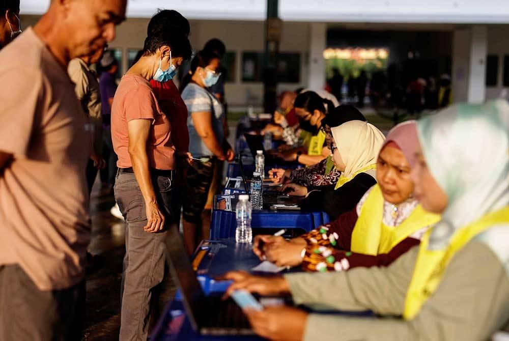 Para pengundi menyemak nama sempena Pilihan Raya Negeri (PRN) Selangor di Sekolah Menengah Jenis Kebangsaan Yoke Kuan, Sekinchan. - Foto Bernama.