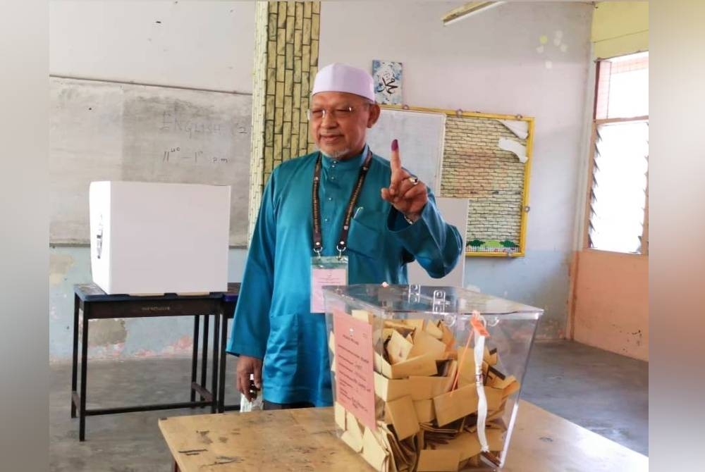 Ahmad selesai membuang undi di Sekolah Menengah Kebangsaan (SMK) Kampung Laut, Tumpat pada Sabtu.