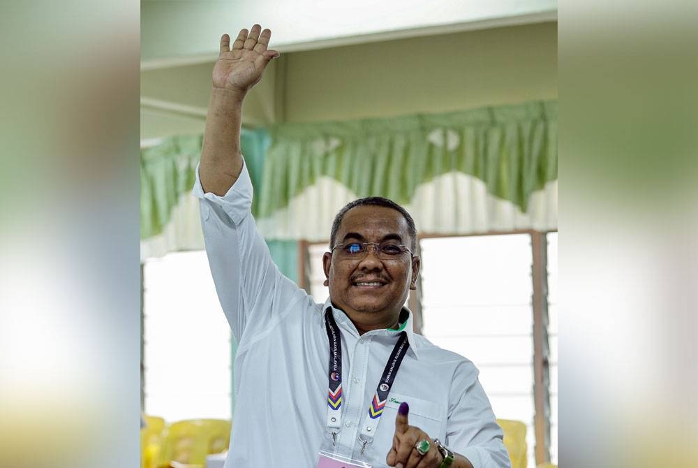 Calon Perikatan Nasional (PN) bagi Dewan Undangan Negeri (DUN) N24 Jeneri, Datuk Seri Muhammad Sanusi Md Nor bergambar selepas mengundi di Pusat Mengundi Sekolah Kebangsaan Bandar Baru Beris Jaya sempena Pilihan Raya Negeri (PRN) Kedah pada Sabtu. - Foto Bernama.