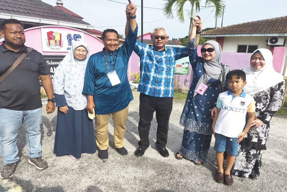 Mohd Zamri (tiga dari kiri) semasa meninjau pusat pengundian di Sekolah Kebangsaan (SK) Sungai Burong pada Sabtu.