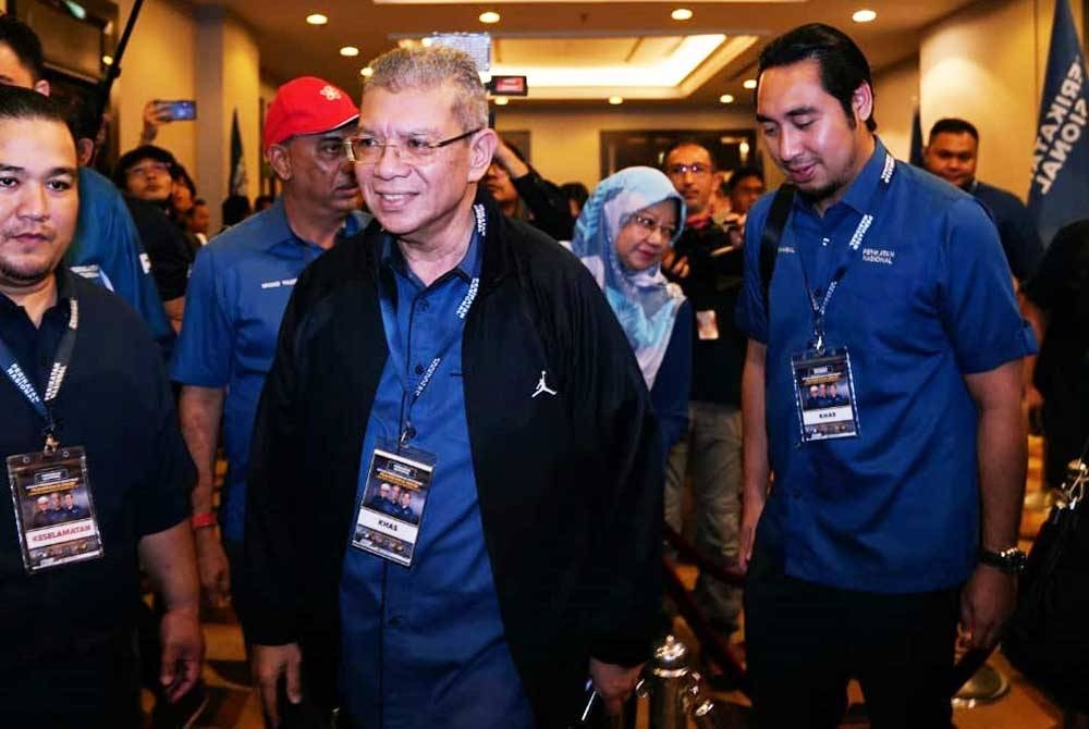 Ahli Majlis Pimpinan Tertinggi Bersatu, Saifuddin dan Wan Ahmad Fayhsal hadir ke ‘war room’ PN di Hotel Concorde, Shah Alam bagi mengikuti perkembangan keputusan rasmi PRN. - FOTO MOHD HALIM ABDUL WAHID