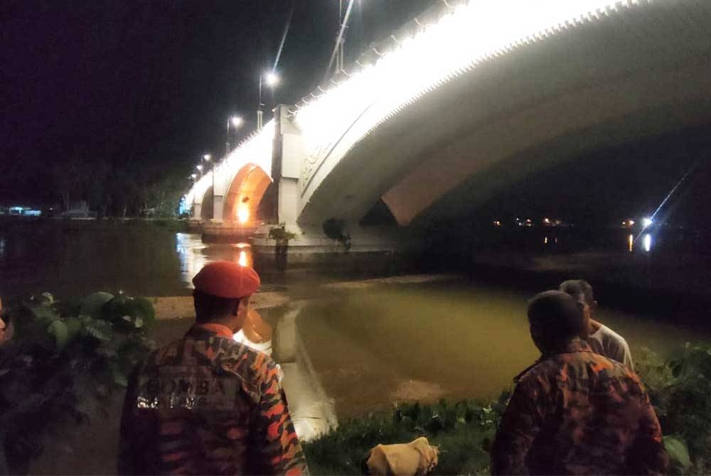 Pasukan bomba tiba di lokasi kejadian selepas menerima maklumat kejadian lemas melibatkan kanak-kanak lelaki berusia 11 tahun di Jambatan Sultan Abdul Jalil, Persisiran Sayong, Kuala Kangsar pada Sabtu. - Foto:Ihsan Bomba Perak