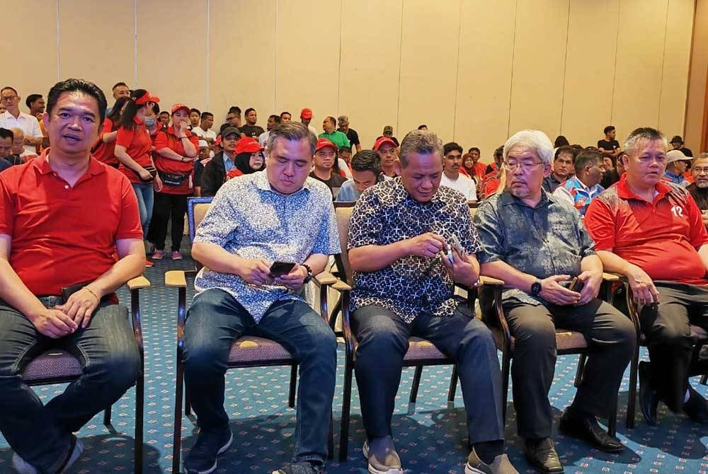 Anthony (dua dari kiri) dan Aminuddin (tiga dari kiri) bersama calon-calon lain berkumpul di Hotel Klana Resort di Seremban pada malam Sabtu