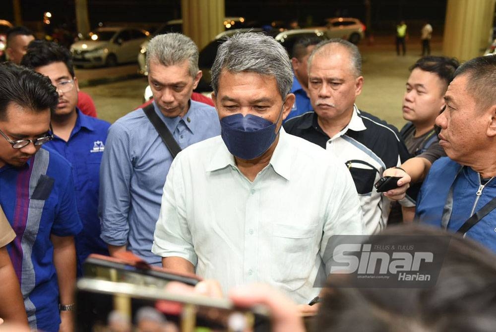 Mohamad hadir di Pusat Dagangan Dunia (WTC) bagi menantikan keputusan rasmi pilihan raya negeri (PRN) bersama pemimpin-pemimpin BN dan Pakatan Harapan (PH). - Foto SINAR HARIAN / MOHD RAFIQ REDZUAN HAMZAH