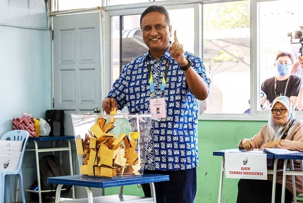 Reezal Merican ketika mengundi bagi PRN Pulau Pinang, DUN Bertam di Sekolah Jenis Kebangsaan Cina (SJKC) Pei Yu pada Sabtu. - Foto: Bernama