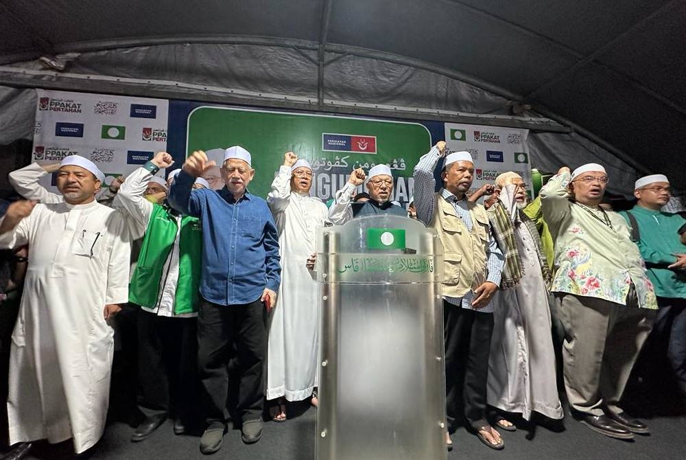 Ahmad Yakob semasa pengumuman kemenangan Perikatan Nasional di Dataran Ilmu di sini pada Sabtu.