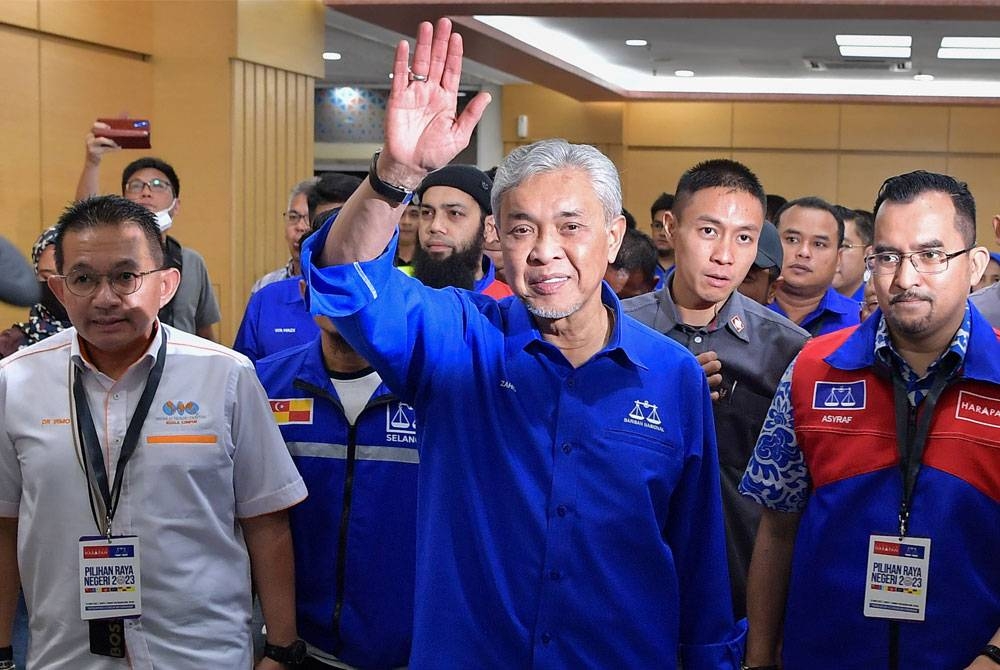 Ahmad Zahid (tengah) tiba di Pusat Dagangan Dunia (WTC) Kuala Lumpur bagi menunggu keputusan Pilihan Raya Negeri (PRN) enam negeri di sini, malam Sabtu. - Foto Bernama