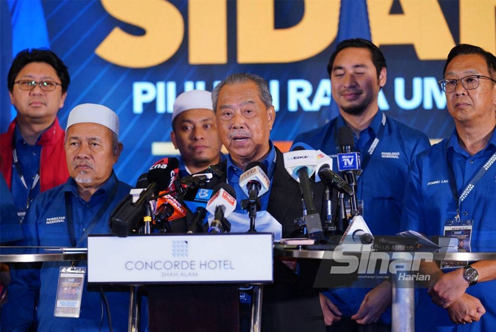 Muhyiddin bercakap dalam sidang akhbar di &#039;war room&#039; PN di Hotel Concorde Shah Alam. - Foto Sinar Harian / MOHD HALIM ABDUL WAHID.